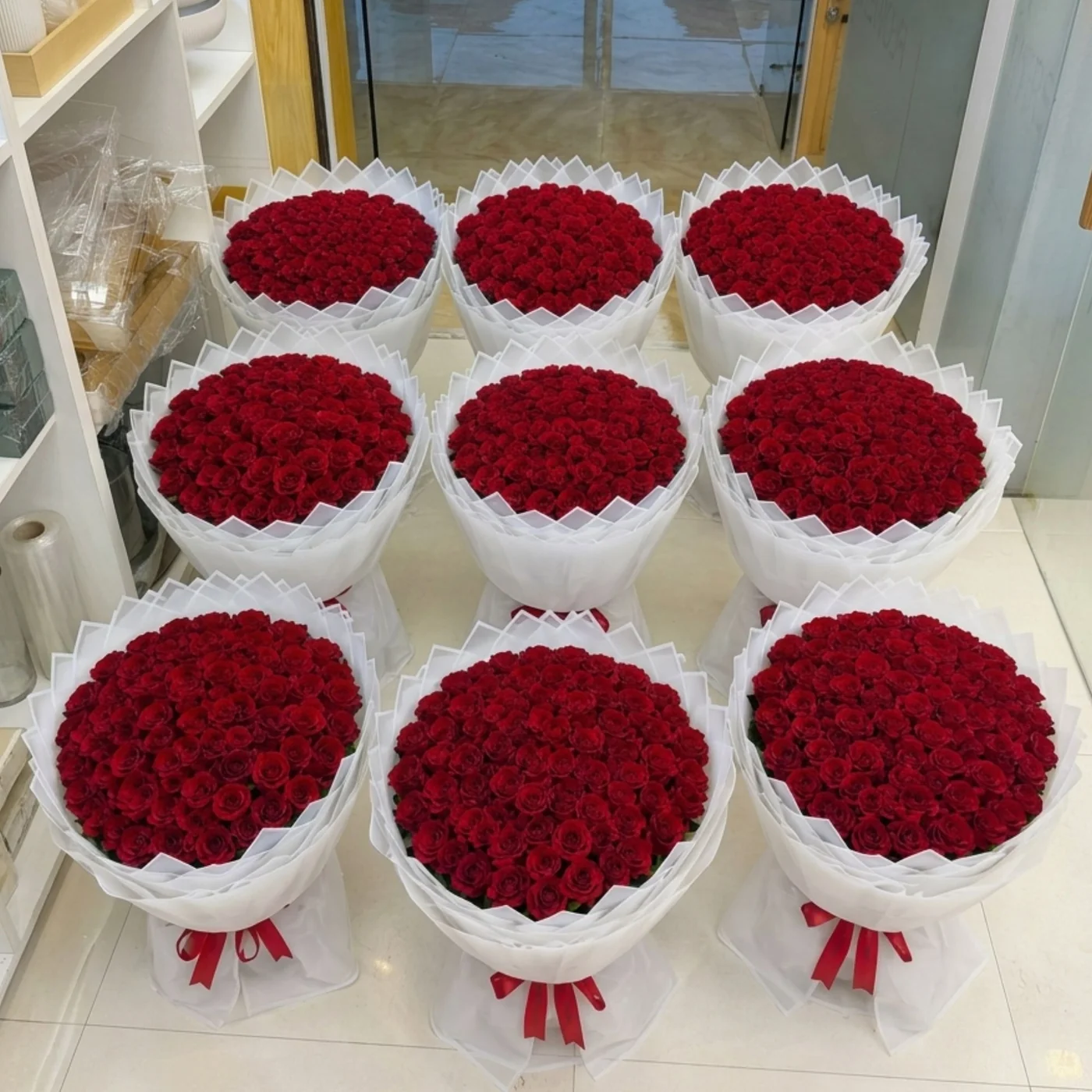 900 adet Kırmızı Güllerle Romantik ve Gösterişli Buketler