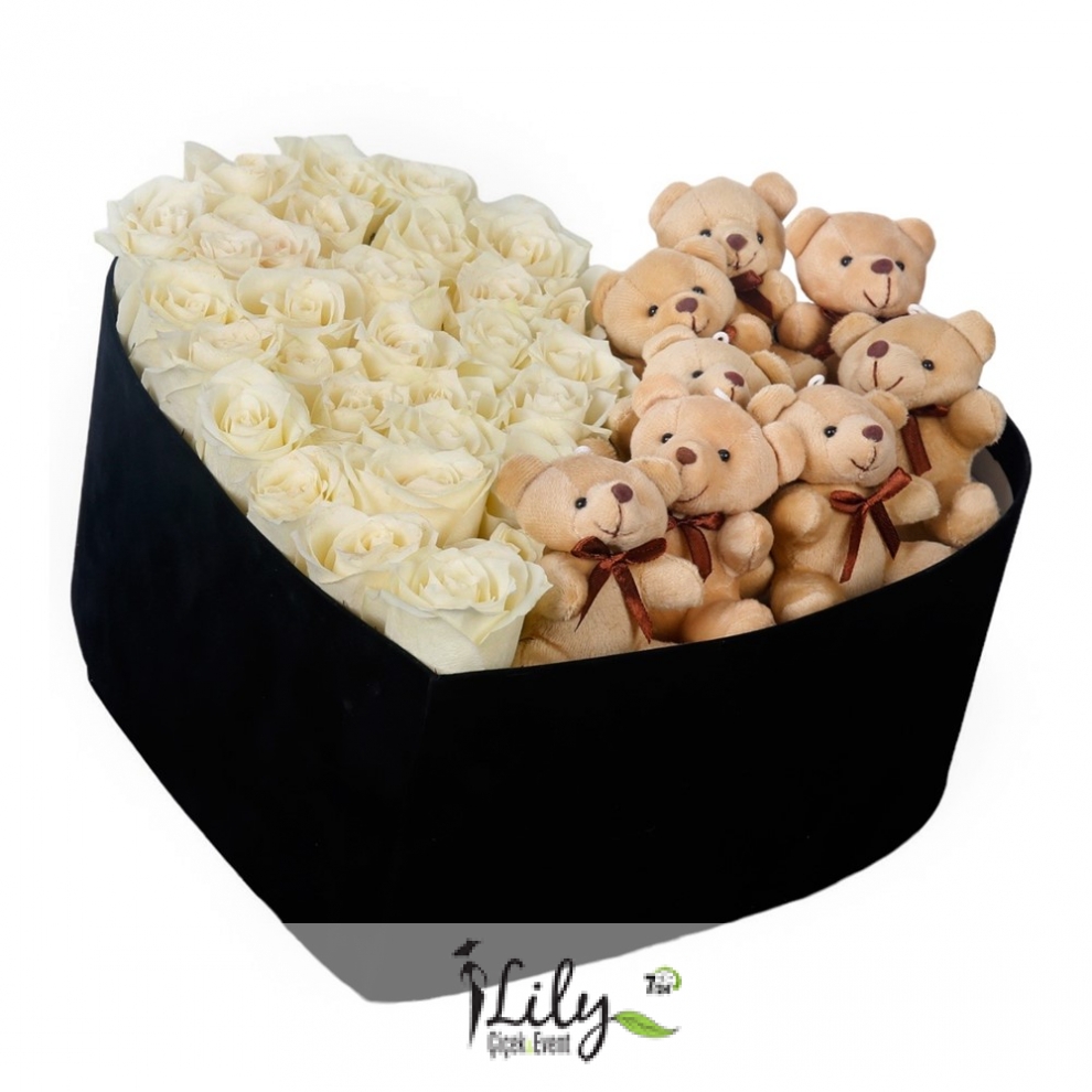 beyaz güller ve ayıcıklar