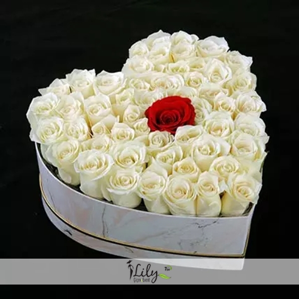 Kalp Kutuda Beyaz Güller