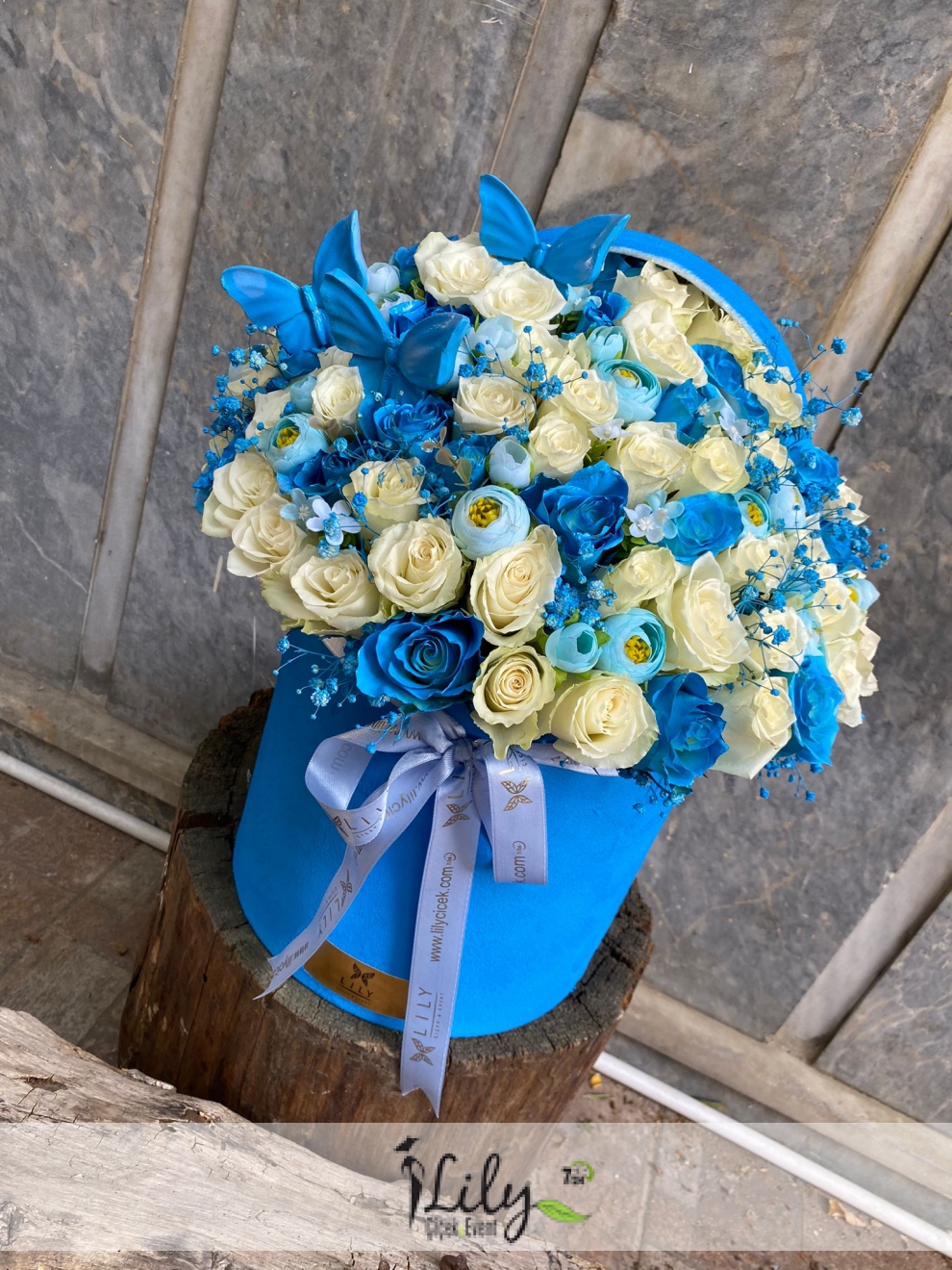 mavi beyaz güllerden kutu tasarım 