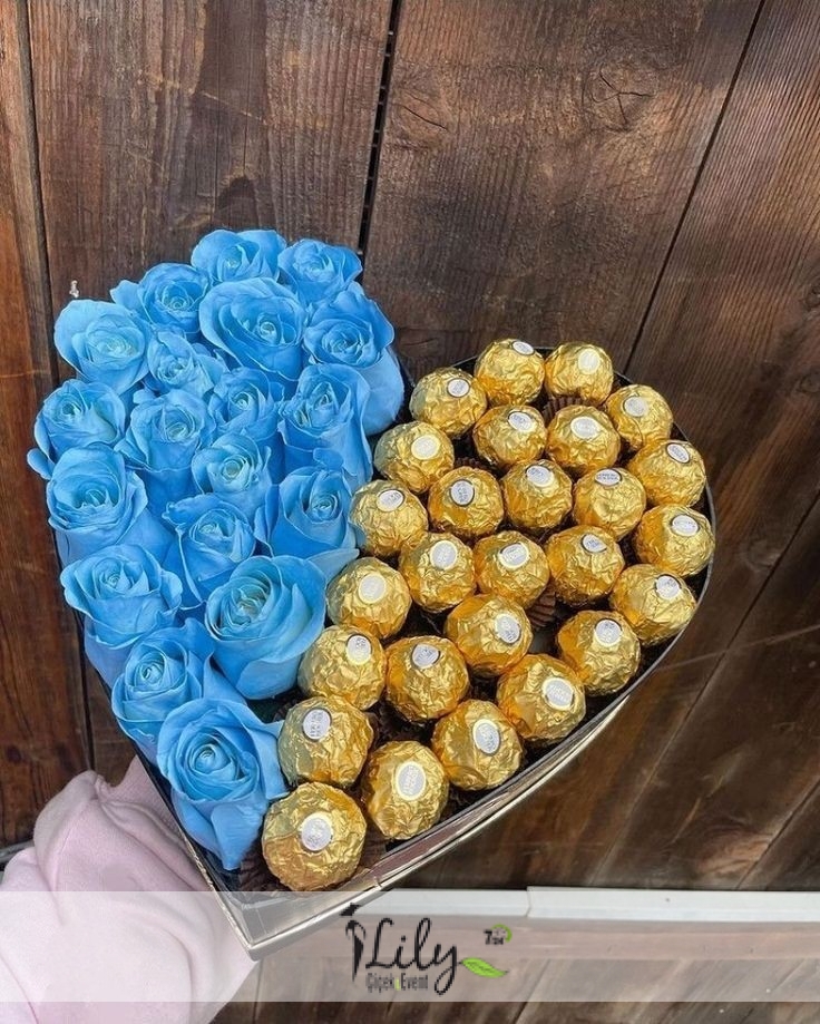 kutuda mavi güller ve çikolatalar