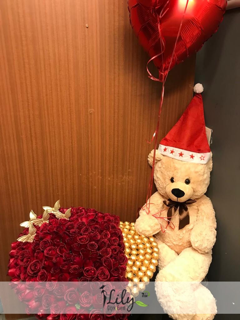 özel kırmızı güller ve çikolatalar ayıcık ve balon 