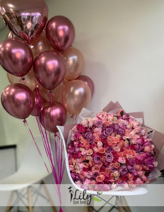 rengarenk güller ve balonlar